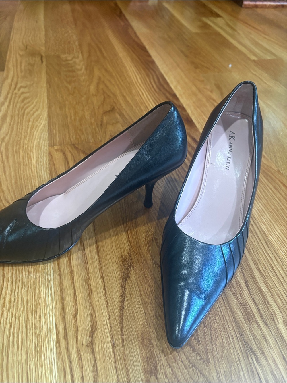 Anne Klein genuine leather Black Pointed Toe Kitten Heel Pumps subtle pleats 9